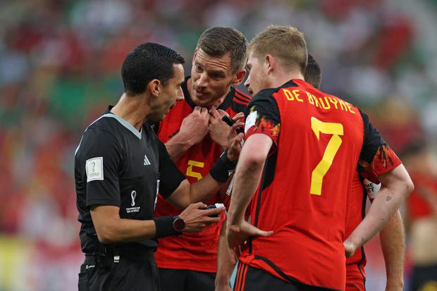 Belgium's defender #05 Jan Vertonghen (C) and Belgium's midfielder #07 Kevin De Bruyne speak to the referee during the Qatar 2022 World Cup Group F football match between Belgium and Morocco at the Al-Thumama Stadium in Doha on November 27, 2022. ( Photo by Fadel Senna / AFP)
