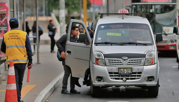 Varios modelos de miniván se usan ilegalmente para el taxi colectivo. (Foto: ATU)