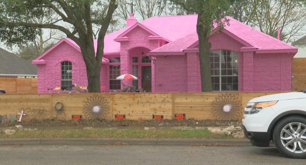 La extravagante casa desató una polémica entre su propietario y el resto de sus vecinos. (Foto: CBS Austin)