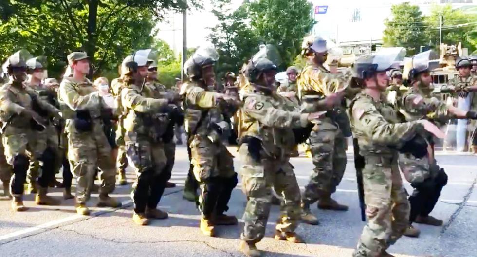 Muerte de George Floyd | Militares bailan La Macarena en medio de manifestaciones en Atlanta. Un video en el que se observa a manifestantes y militares bailando la popular canción del grupo español Los del Río en el centro de Atlanta causó asombro en varios usuarios de redes sociales. (Captura)