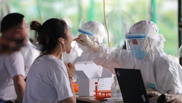 Una mujer se somete a una prueba de coronavirus Covid-19 en Xiamen, en la provincia de Fujian, en el este de China, el 18 de septiembre de 2021. (STR / AFP).