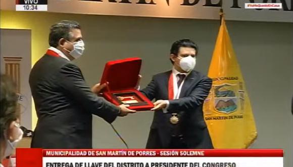 El alcalde de San Martín de Porres hizo entrega de las llaves de la ciudad al presidente del Congreso, Manuel Merino. (Captura Congreso TV)