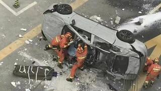 Dos personas mueren tras la caída de un automóvil eléctrico desde un edificio en China