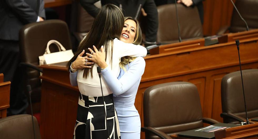 El abrazo del blindaje. La congresista Diana Gonzales fue la única que se abstuvo en Avanza País para evitar la censura de su amiga Rosselli Amuruz. (Foto: GEC