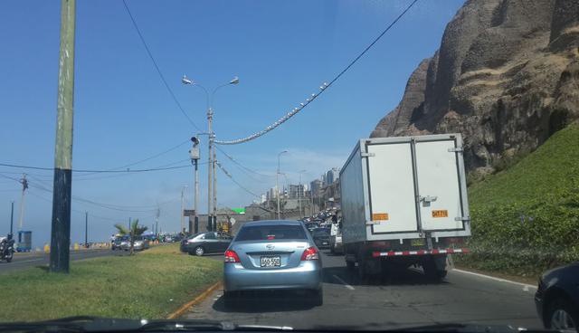 Tránsito en Costa Verde se complicó por este camión malogrado - 1