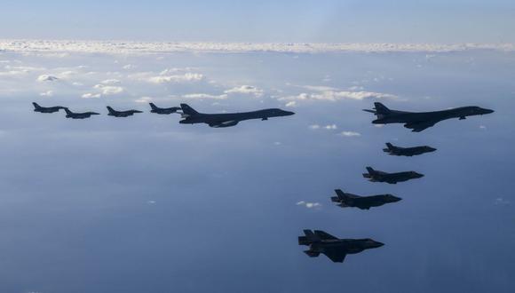 16 aviones de combate sobrevolando Corea del Sur durante un simulacro aéreo conjunto llamado "Tormenta Vigilante" después de un bombardeo de lanzamientos de misiles por parte de Corea del Norte. (Foto de Handout / Ministerio de Defensa de Corea del Sur / AFP)