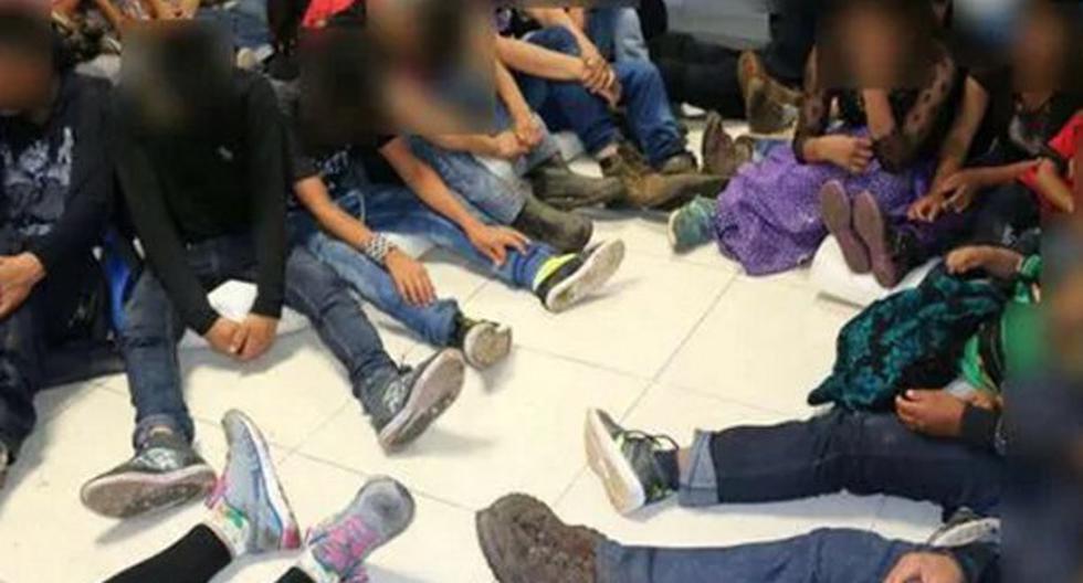 Agentes federales mexicanos interceptaron a 112 extranjeros, incluyendo 23 menores de edad, de los que cuatro son bebés, que eran transportados en el compartimento de un camión. (Foto: Infobae)