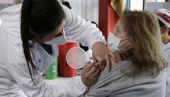 Una mujer recibe su inyección de la vacuna COVID-19, en Quito, Ecuador. (AP / Carlos Noriega)