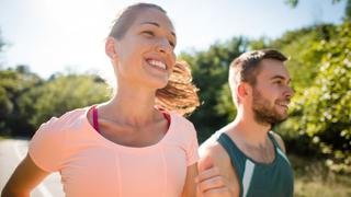 Sonreír puede mejorar tu rendimiento al correr, según estudio