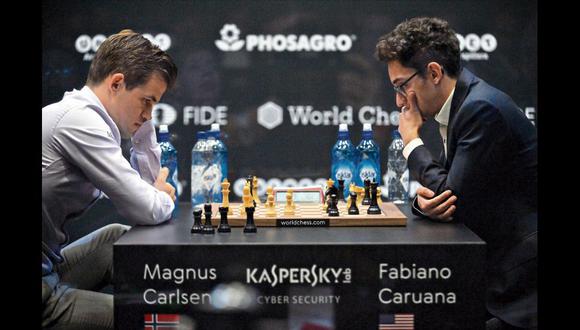 El actual campeón mundial Magnus Carlsen (izquierda) se enfrenta  al retador Fabiano Caruana en Londres, en noviembre de 2018.