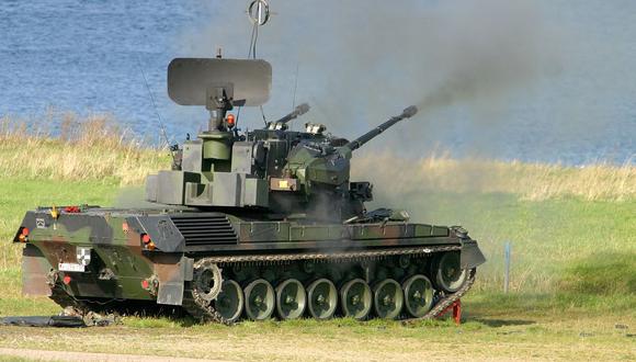 Esta foto del 7 de octubre de 2004 muestra un tanque de armas antiaéreas Gepard (FlakPz) disparando a objetivos aéreos durante una práctica en Alemania. (MICHAEL MANDT / BUNDESWEHR / AFP).