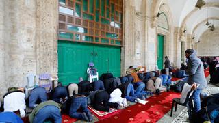 Cientos de fieles rezan al exterior de Al-Aqsa debido al coronavirus en Jerusalén | FOTOS