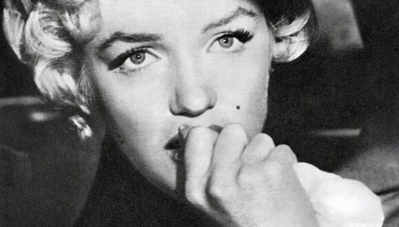 Un retrato tomado el 3 de diciembre de 1961 muestra a la actriz estadounidense Marilyn Monroe. El vestido que usó en el cumpleaños de John F. Kennedy vale más de 400 veces de su precio original (Foto: Archivo / AFP)