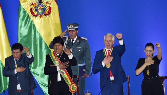 De izquierda a derecha, el presidente de la Cámara de Diputados, Víctor Borda; el mandatario Evo Morales, el vicepresidente, Álvaro García Linera y la  presidneta del Senado, Adriana Salvatierra en una imagen de 6 de agosto del 2019. (Photo by AIZAR RALDES / AFP).