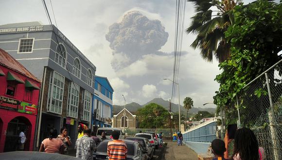 Ciudadanos de Kingstown, capital de la isla de San Vicente, observan el poder La Soufriere. (Foto: REUTERS9.