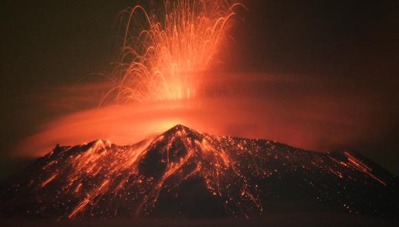 Materiales incandescentes, ceniza y humo son arrojados desde el volcán Popocatépetl en San Nicolás de los Ranchos, estado de Puebla, México el 20 de mayo de 2023. (Foto de Osvaldo CANTERO / AFP)