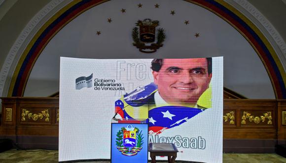 La imagen del empresario colombiano Alexander Saab se proyecta en una pantalla en la Asamblea Nacional de Venezuela el 16 de octubre de 2021. (Federico PARRA / AFP).