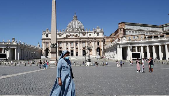 Una monja cruza la Plaza de San Pedro del Vaticano el 6 de julio de 2021, en medio de la pandemia de coronavirus. (Isabella BONOTTO / AFP).