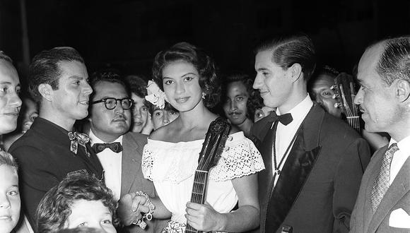 Admiradores llevan serenata a Gladys Zender, miss Universo 1957. Foto: GEC Archivo Histórico
