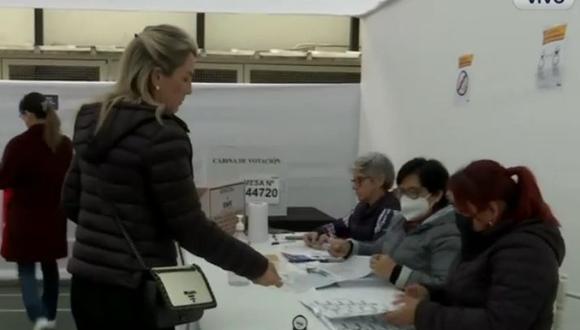 En el colegio Reina de la Paz de San Isidro se reportó la instalación de una mesa de votación con todos sus miembros voluntarios ya que un suplente dijo que iría al baño y no volvió. (Captura: RPP Noticias)