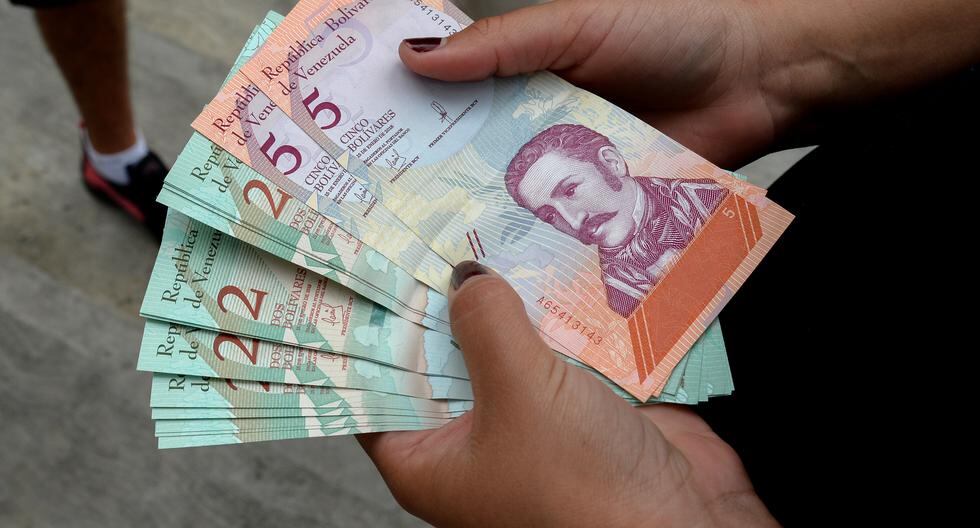 El lunes, el tipo de cambio cotizaba a 20.390,17 bolívares soberanos por dólar. (Foto: AFP)