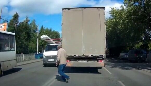 Un hombre literalmente esquivó a la muerte al cruzar de forma imprudente una calle. (Foto: izismile en Facebook)