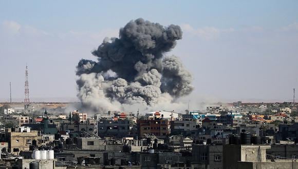 El humo se eleva después del bombardeo israelí en Rafah, en el sur de la Franja de Gaza, el 6 de mayo de 2024, en medio del conflicto en curso entre Israel y el grupo militante palestino Hamás. (Foto de AFP).