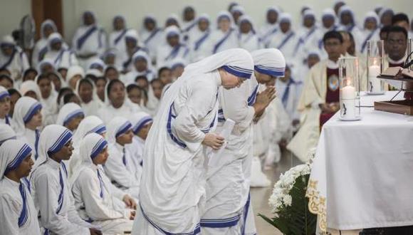 Monjas rezan durante una ceremonia conmemorativa por el 20 aniversario de la muerte de Santa Teresa de Calcuta en las Misioneras de la Caridad en Calcuta, al este de la India. (Foto: EFE)