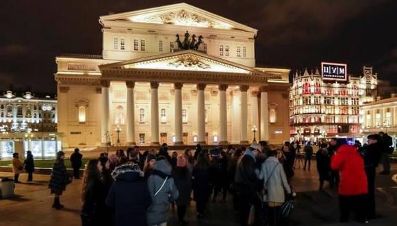El perímetro del Teatro Bolshói en Moscú fue rodeado tras una alerta de seguridad. (Foto: Reuters)