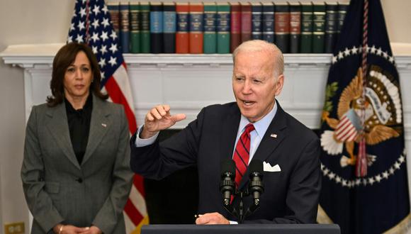 El presidente de los EE. UU., Joe Biden, con la vicepresidenta de los EE. UU., Kamala Harris, habla sobre la seguridad y el cumplimiento de la frontera. (Jim WATSON / AFP)