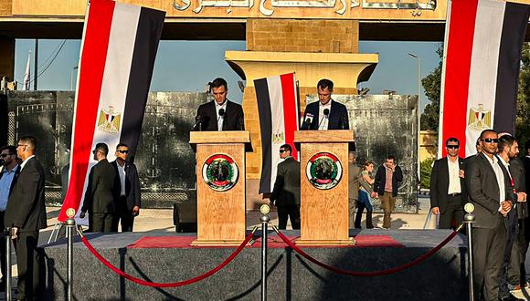 El primer ministro español, Pedro Sánchez (i), y el primer ministro belga, Alexander De Croo (derecha), celebran una conferencia de prensa conjunta en el lado egipcio del cruce fronterizo de Rafah con la Franja de Gaza, en la provincia nororiental del Sinaí, el 24 de noviembre. 2023. (Foto de AFP)