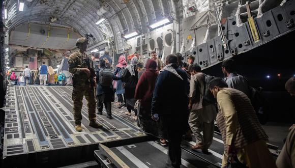 Imagen muestra a pasajeros afganos a bordo de un C-17 Globemaster III de la Fuerza Aérea de Estados Unidos durante la evacuación de Afganistán en el Aeropuerto Internacional Hamid Karzai, el 22 de agosto de 2021. (EFE/EPA/MSgt. Donald R. Allen).
