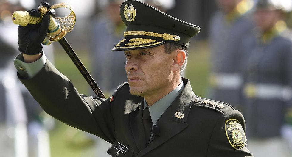 En esta foto de archivo tomada el 19 de agosto de 2022, el general colombiano Henry Sanabria asume el papel de director de policía durante una ceremonia en la Escuela de Policía General Santander en Bogotá.(Foto por DANIEL MUÑOZ / AFP).