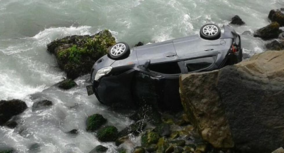 Auto cayó al mar con tres personas a bordo. (Foto: El Comercio)