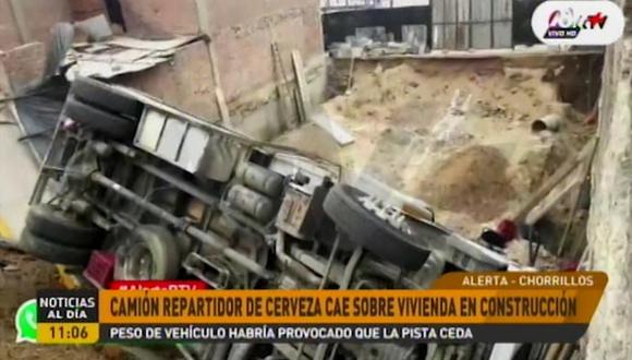 El accidente ocurrió al promediar las 9:00 a.m. La pista y vereda cedieron al peso del vehículo. (ATV+)