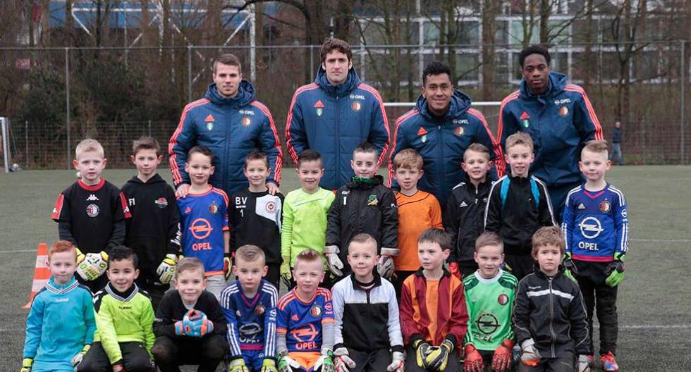 Renato Tapia junto con los niños del Feyenoord. (Foto: Renato Tapia)