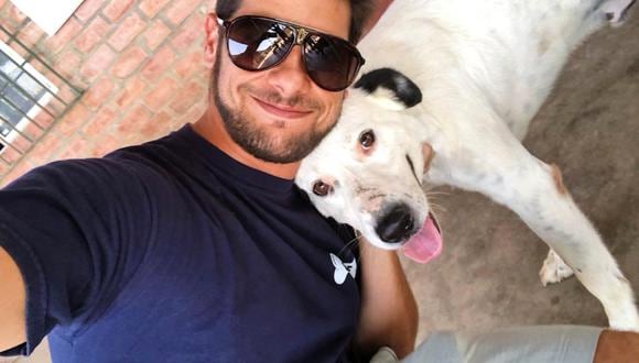 Andrés Wiese pasó harto rato jugando con Ruso, uno de los perros en adopción en el albergue Voz Animal.