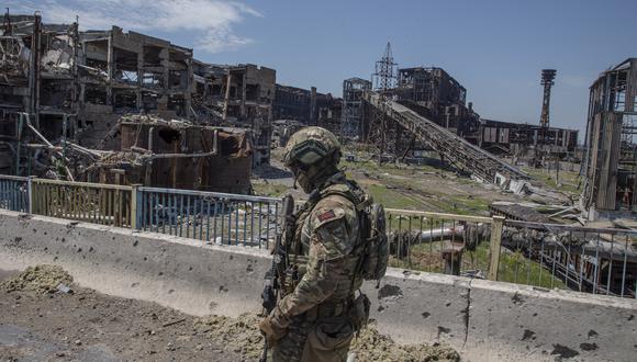 Una fotografía tomada durante una visita a Mariúpol organizada por el ejército ruso muestra a un militar inspeccionando un área de la planta siderúrgica Azovstal. (EFE/EPA/SERGEI ILNITSKY)