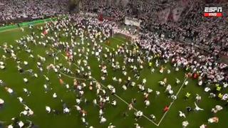¡Fiesta en Frankfurt! La invasión de hinchada tras la clasificación de Eintracht a la final | VIDEO
