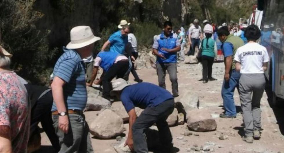 La vía de ingreso al valle del Colca, en Arequipa fue bloqueada hace unas horas por pobladores de la zona alta de la provincia de Caylloma. (Foto: Andina)