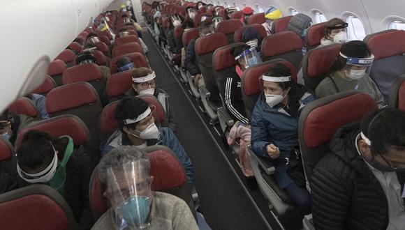 Es obligatorio el uso del protector facial en el avión. (Foto: Renzo Salazar | GEC)