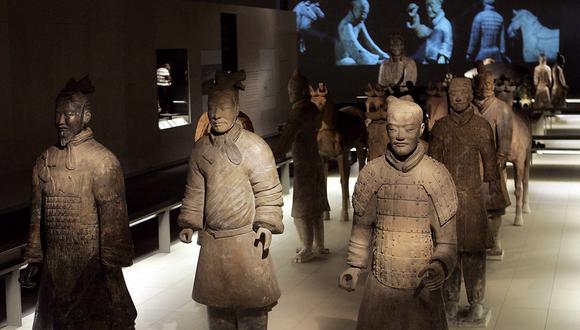 Figuras del ejército de terracota se exhiben en una exposición titulada "El primer emperador: el ejército de terracota de China" en el Museo Británico, en el centro de Londres, el 12 de septiembre de 2007. (Foto de LEON NEAL / AFP)
