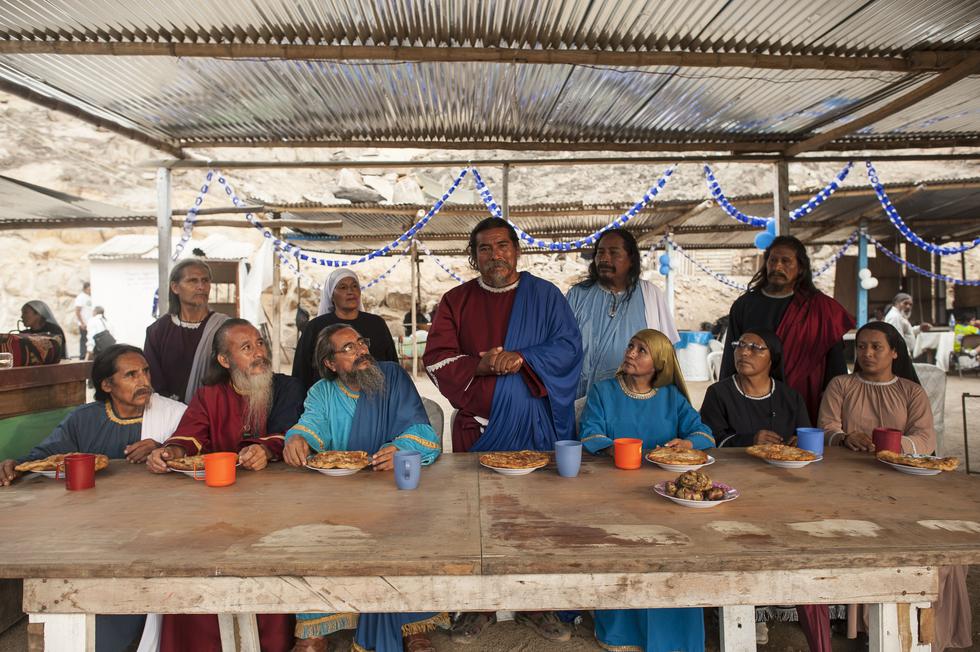 Juan Ataucusi (hijo de Ezequiel, de pie, con túnica celeste y blanca) y otros dirigentes israelitas en el nuevo templo de Carabayllo, en 2015. FOTOS: Elias Alfageme