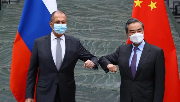 El ministro de Relaciones Exteriores de Rusia Sergei Lavrov (izq.) y su par de China Wang Yi durante su reunión en Guilin, China, el 22 de marzo de 2021. (Foto: EFE).
