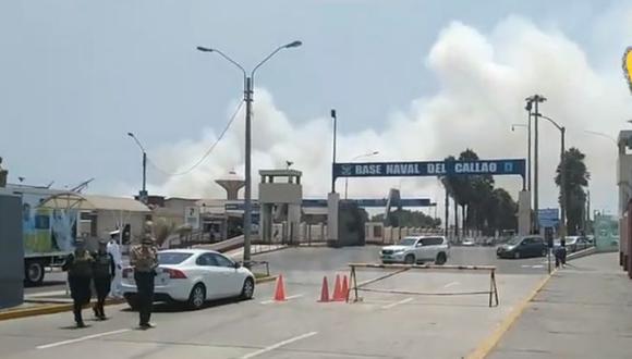 Hasta el lugar llegaron al menos cinco unidades de bomberos, entre ambulancias y autobombas para sofocar el incendio en la Base Naval del Callao. (Foto: Captura Prensa Chalaca)