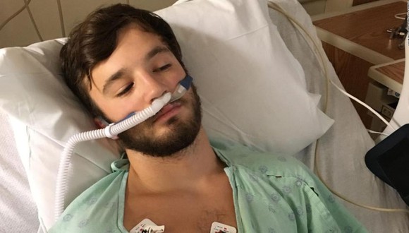 Esta es la triste historia de un muchacho que con tan solo 18 años de edad se encuentra postrado en la cama de un hospital en los Estados Unidos debido a que el cigarro electrónico hizo que sus pulmones ahora estén como un anciano de 70 años. | Facebook CNN