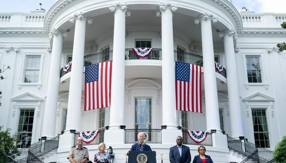 El presidente estadounidense Joe Biden habla junto a la primera dama Jill Biden (izquierda) y el secretario de Defensa Lloyd Austin (derecha). (Foto de SAUL LOEB / AFP)