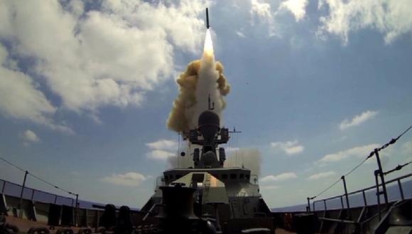 Rusia lanza misiles de crucero Kalibr, con los que se habrían destruido depósitos navales estadounidenses con misiles HIMARS. (Foto referencial: Ministerio de Defensa de Rusia)