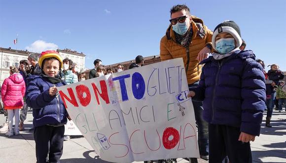 Alumnos y sus padres protestan contra la educación a distancia en las escuelas como medida contra el creciente número de casos de coronavirus Covid-19 en Italia. (Foto: EFE / EPA / JESSICA PASQUALON).