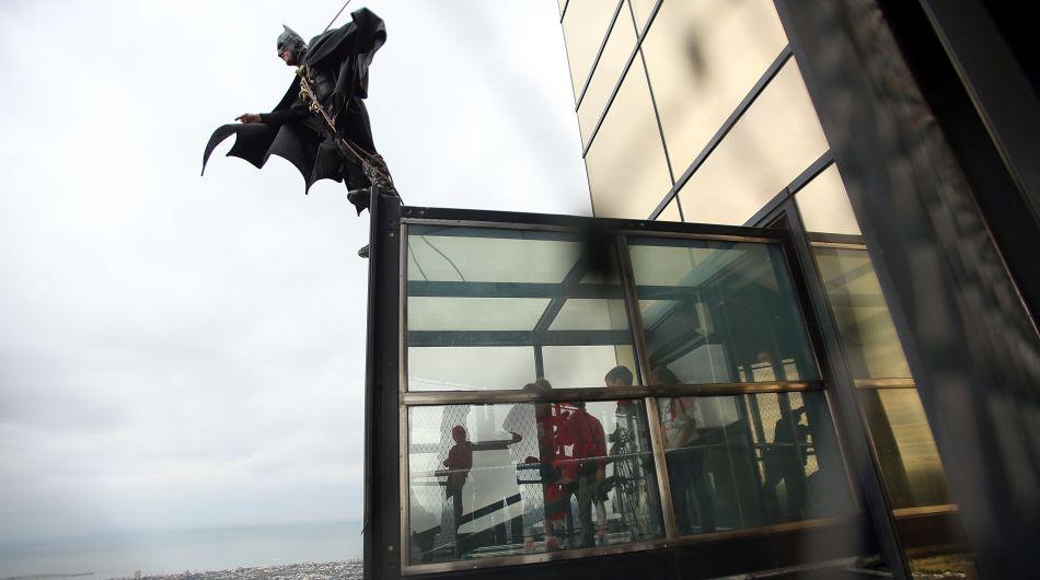 Batman y Gatúbela escalan un edificio para la caridad [FOTOS] - 3